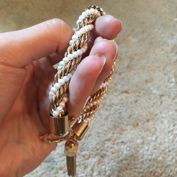 Twist gold/pearl bracelet with tassel - Picture 2 of 2